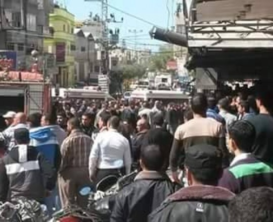 مواطنون يتجمهرون في مكان الإنفجار