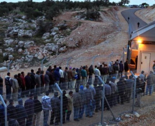 عمال فلسطينيون على أحد الحواجز قبل الوصول لأعمالهم في الداخل الفلسطيني المحتل