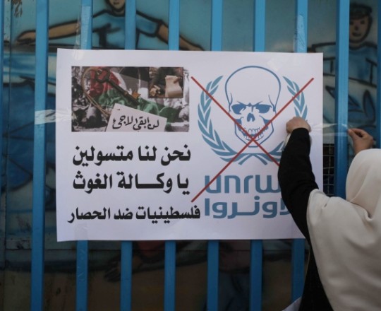 التقليصات طالت فطاعات مختلفة.. ووقد تتسبّب بتدهور أوضاع اللاجئين أكثر.. بغزة