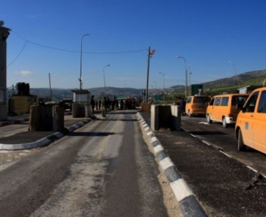 ارشيفية - قوات الاحتلال تعرقل حركة المرور على احد الحواجز بالضفة المحتلة