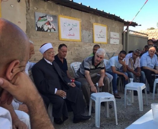 اعتصام أمام منزل العائلة