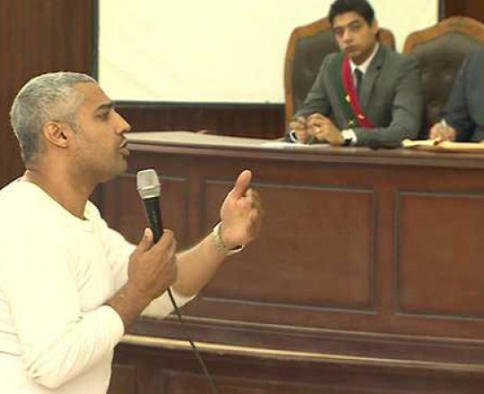 أرشيف: الصحفي محمّد فهمي في قاعة المحكمة المصرية