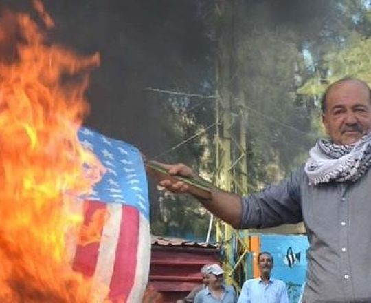 حرق علم الولايات المتحدة والكيان الصهيوني في مخيّم عين الحلوة اليوم الثلاثاء 25/6/2019