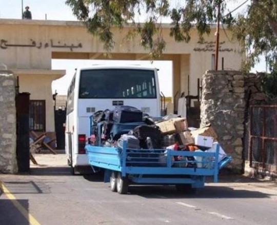 مغادرة 7 حافلات عبر معبر رفح البري