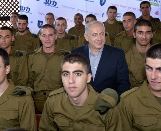 نتنياهو يتوسّط عدداً من الجنود الشباب بالجيش الصهيوني