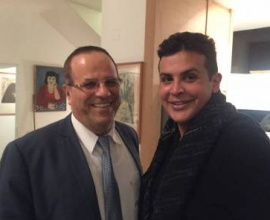 الصورة التي تجمع قرا والأمير البحريني