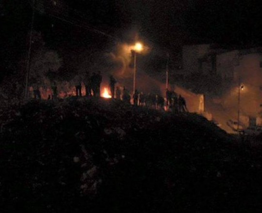 أهالي نابلس يحتشدون أمام منزل الأسير راغب عليوي