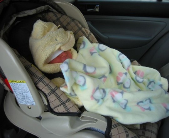 طفل نائم في السيارة - تعبرية