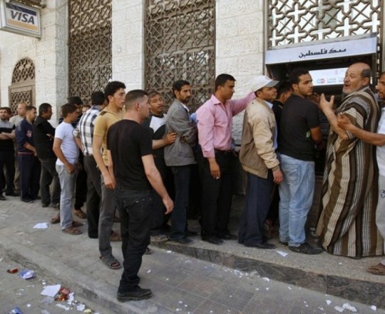 مواطنون ينتظرون تلقّي مستحقاتهم المالية عبر البنوك