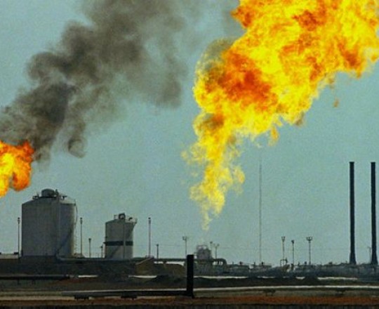 انخفاض اسعار النفط وتورط السعودية في الحروب وعدم الاستقرار الداخلي عوامل في تخفيض تصنيفها