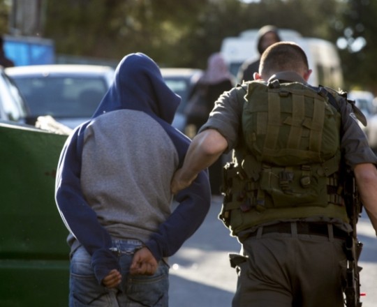 ارشيفية - اثناء اعتقال جنود الاحتلال احد الشبان من مدينة الخليل