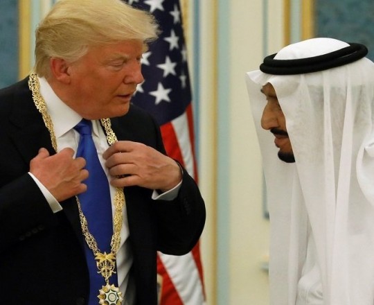 ترامب يتلـقى هدايا بقيمة نصف مليار دولار من ملك السعودية