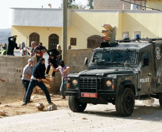 أرشيفية مواجهات بين شبان فلسطينيين وجنود الاحتلال