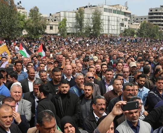 تعبيرية - اعتصام لموظفي السلطة في غزة