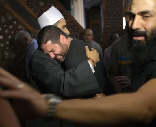 بكاء أهالي ضحايا الطائرة المصرية المنكوبة