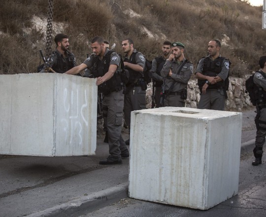 حاجز بالسواتر الحجرية 