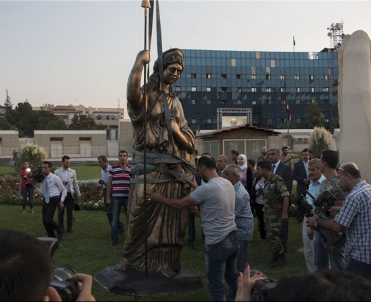 مشاهد نقل تمثال زنوبيا من موطنها