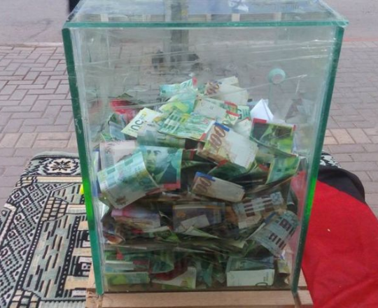 احد صناديق جمع التبرعات للحملة