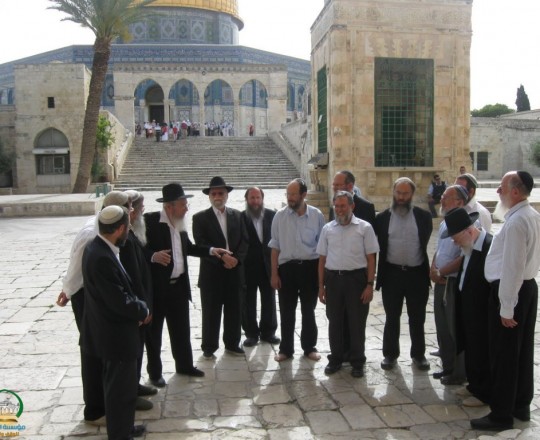 مجموعة حاخامات متطرفين في باحات الأقصى