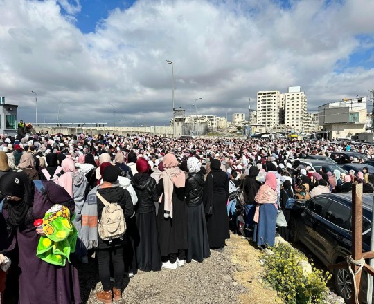 الآلاف ينتظرون المرور عبر حاجز قلنديا