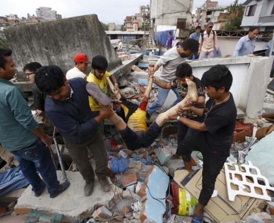 مقتل 618 شخصاً إثر زلزال قوي هز نيبال والهند