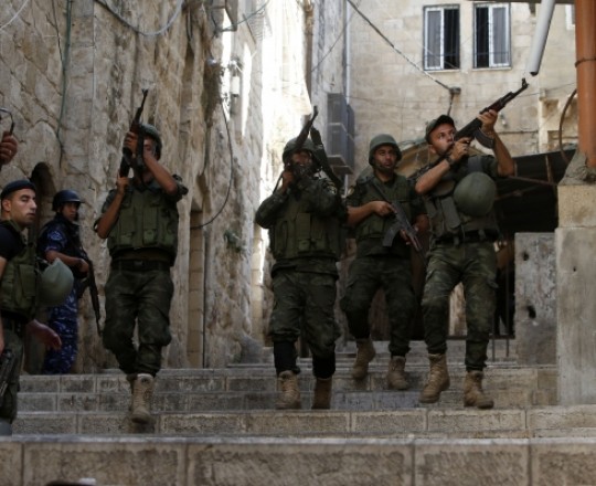 الأجهزة الأمنية خلال اشبتاكات مع مطلوبين في نابلس  سابقًا - أرشيف