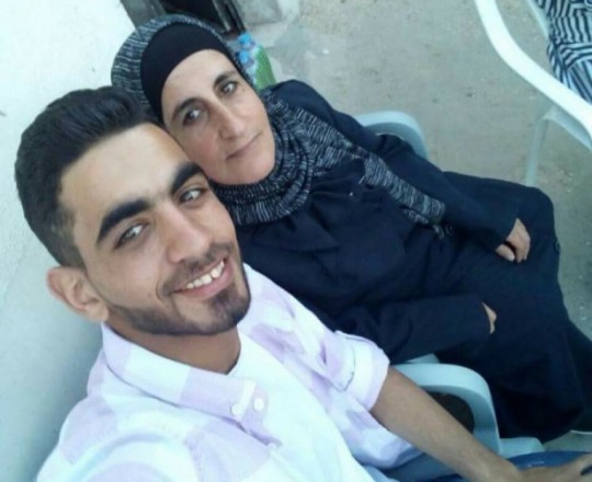 الأسير عمر العبد ووالدته