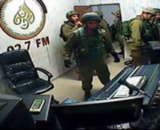 جانب من اقتحام جنود الاحتلال لمقر الإذاعة فجر اليوم بالخليل