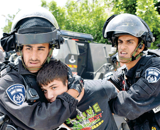 قوات الاحتلال تعتقل طفلًا من أمام منزله في القدس المحتلة - أرشيف 