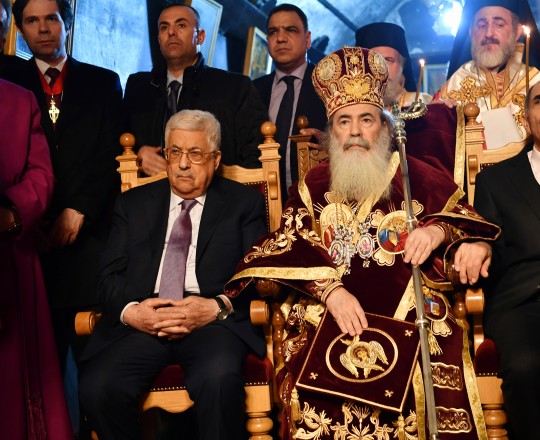 الرئيس محمود عباس خلال مشاركته قداس كنيسة المهد إلى جانب البطريريك ثيوفيلوس الثالث - منتصف ليلة الأحد 7 يناير 2017