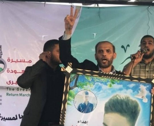 حسام بدران خلال مشاركته في مسيرة العودة شرق غزة