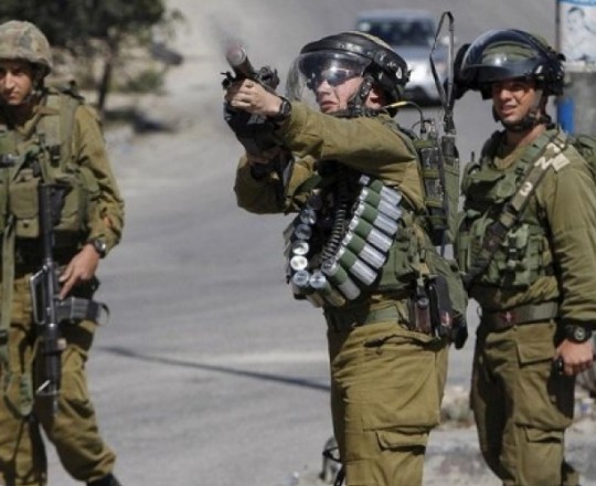 جنود الاحتلال يطلقون قنابل الغاز - ارشيفية