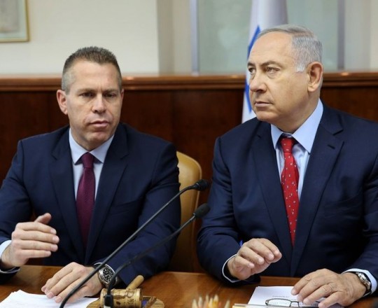جلعاد اردان إلى جانب نتنياهو