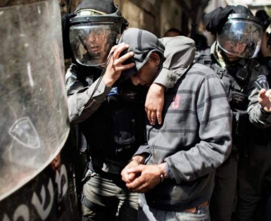 جيش الاحتلال يعتقل فلسطيني