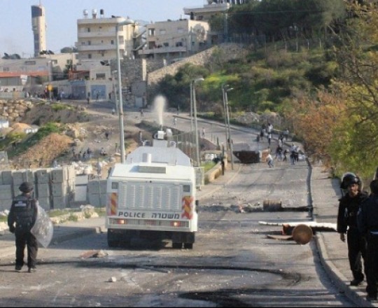 جنود الاحتلال في مواجهة عدد من الشبان ببلدة العيسوية بالقدس