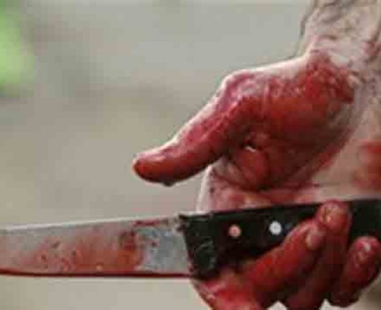 طعنا بالسكين