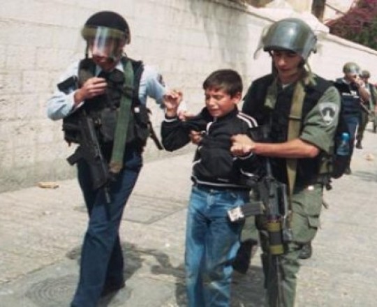 طفل فلسطيني في قبضة جنود الاحتلال