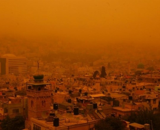 صورة توضح الأجواء المغبرة والرملية فوق مدينة نابلس- 