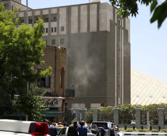 من امام مقر البرلمان الإيراني