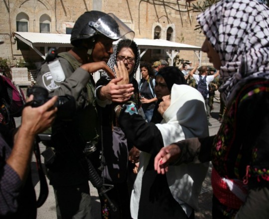 الاحتلال يعتقل 4 مقدسيّين و يُمدّد اعتقال والدة أسير