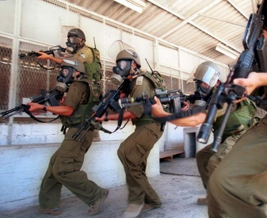 جنود الاحتلال يقتحمون السجون