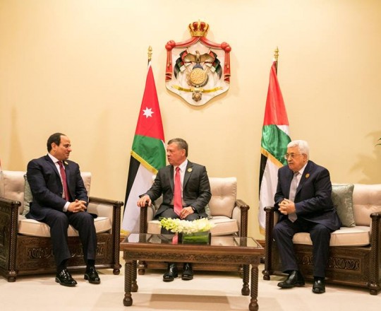الرئيس عباس خلال اجتماع مع ملك الأردن والرئيس السيسي عقب انتهاء مؤتمر القمة