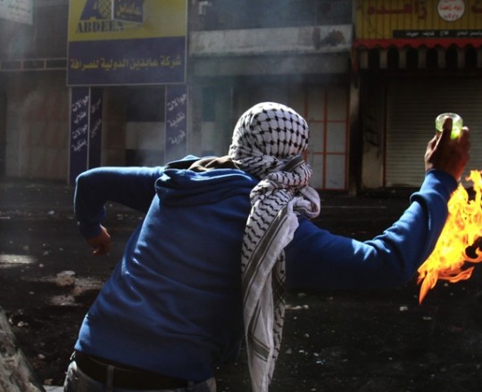 تعتبر الزجاجات الحارقة احد اهم ادوات المنتفضين في مواجهة المستوطنين وقوات الاحتلال