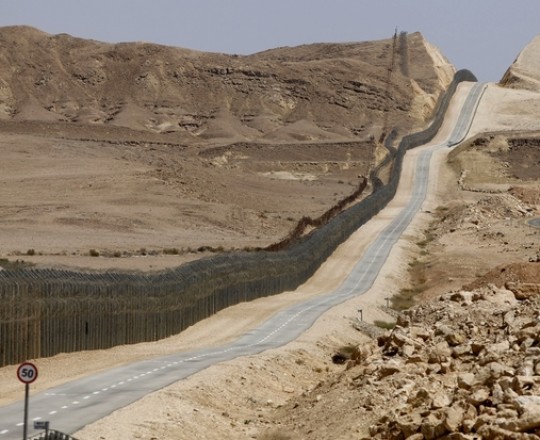 جانب من الجدار الصهيوني مع مصر 