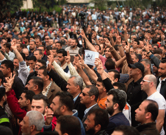 تظاهرة احتجاجية على خصم حكومة الحمدلله قرابة ثلث رواتب موظفي السلطة بغزة