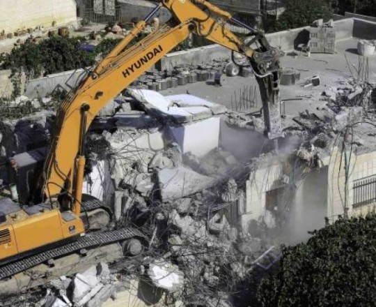 جرافات الاحتلال تهدم منزلاً فلسطينيًا في الضفة المحتلة - ارشيف