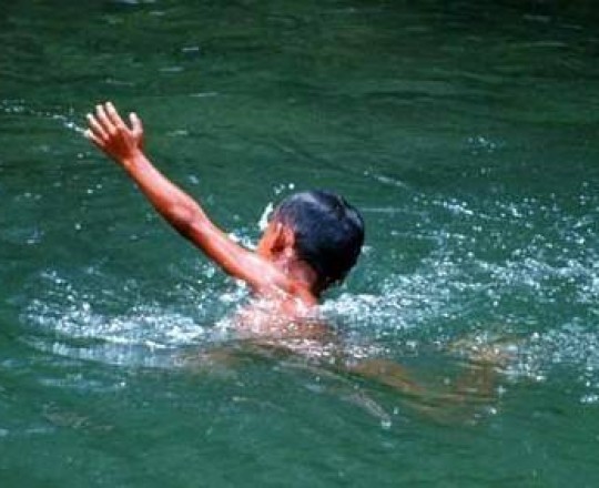 غرق طفل في بحر غزة