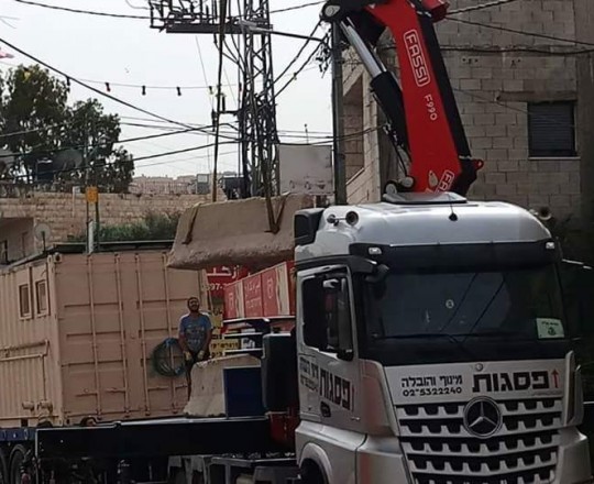 الاحتلال يغلق مداخل بلدة حزما شمال شرق القدس