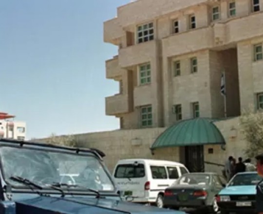 قوات أمن أردنية أمام مقر سفارة العدو في عمان