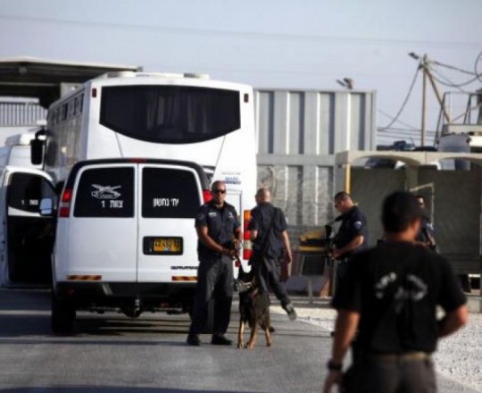 أحكاماً بالسّجن وغرامات المالية بحق عدد من الأسرى